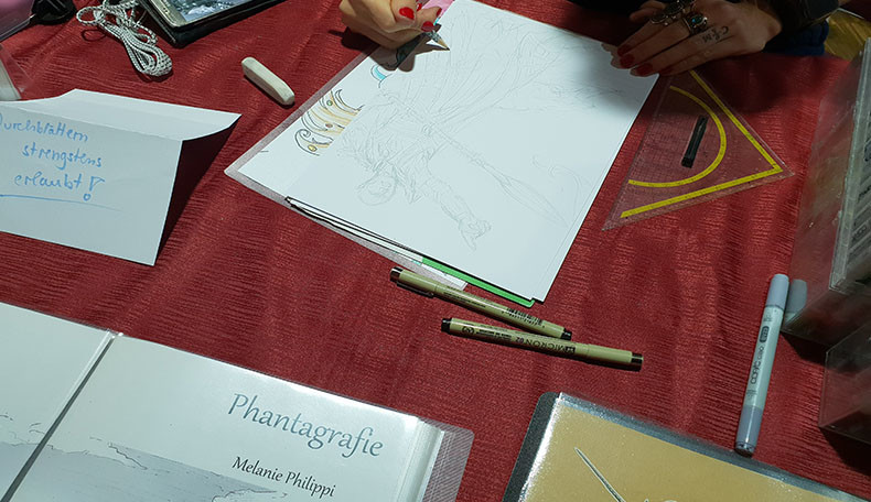 Melanie Philippi zeichnet eine Illustration beim Besuch von PnPnews auf der Morpheus